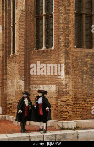 männliche und weibliche Baute Maske Träger in den Karneval von Venedig, Italien Stockfoto