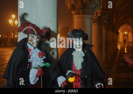 männliche und weibliche Baute Maske Träger in den Karneval von Venedig, Italien Stockfoto