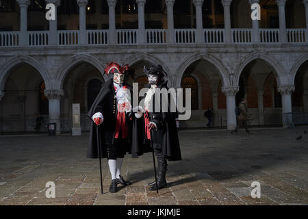 männliche und weibliche Baute Maske Träger in den Karneval von Venedig, Italien Stockfoto