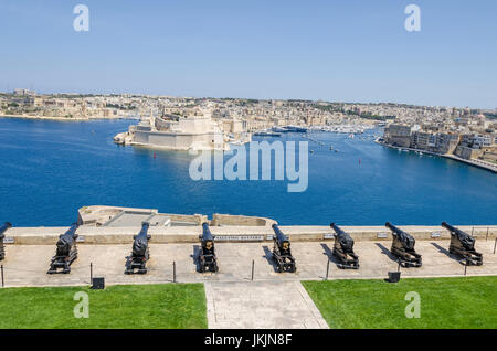 Die grüßte Batterie aus der Upper Barrakka Gardens und Fort St. Angelo, einem großen befestigten Fort in Birgu, Malta Stockfoto