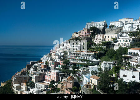 Italienisches Dorf klammerte sich an der Bergseite entlang der Amalfi Drive. Stockfoto