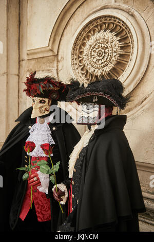 männliche und weibliche Baute Maske Träger in den Karneval von Venedig, Italien Stockfoto