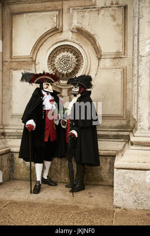 männliche und weibliche Baute Maske Träger in den Karneval von Venedig, Italien Stockfoto