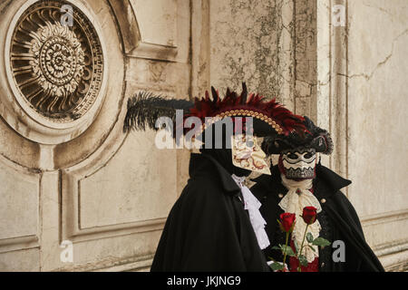 männliche und weibliche Baute Maske Träger in den Karneval von Venedig, Italien Stockfoto