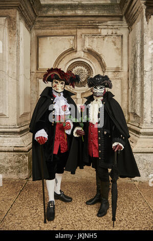 männliche und weibliche Baute Maske Träger in den Karneval von Venedig, Italien Stockfoto