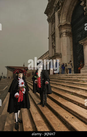 männliche und weibliche Baute Maske Träger in den Karneval von Venedig, Italien Stockfoto