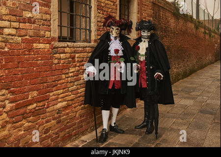 männliche und weibliche Baute Maske Träger in den Karneval von Venedig, Italien Stockfoto