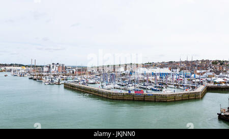 Cowes Yacht Haven an der Mündung des Flusses Medina in Cowes auf der Isle Of Wight vom Wasser aus gesehen.  Bild Datum: Donnerstag, 20. Juli 2017. Atmosphärisch Stockfoto