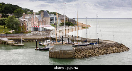 Die Royal Yacht Squadron an der Mündung des Flusses Medina in Cowes auf der Isle Of Wight vom Wasser aus gesehen.  Bild Datum: Donnerstag, 20. Juli 2017. PH Stockfoto