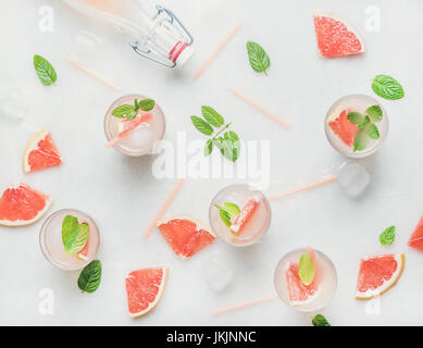 Wohnung-Lay kalte erfrischende Sommer Alkohol cocktail mit frischer grapefruit Stockfoto