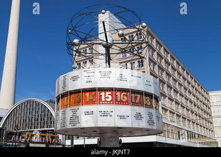 Weltzeit-Uhr am Alexanderplatz, Berlin, Deutschland. Stockfoto