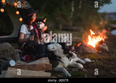 Frau mit Hunden auf die Natur Stockfoto