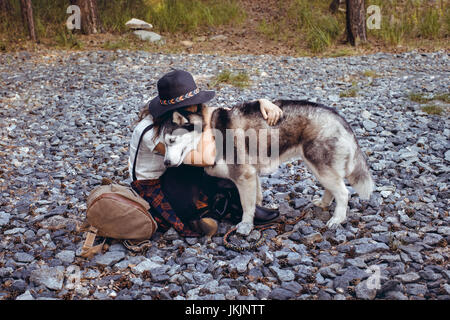 Frau mit Hund auf Felsen Stockfoto