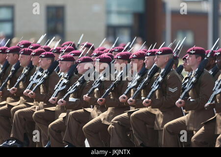 Charles, Prinz von Wales besucht die Fallschirmjäger-Regiment in Merville-Kaserne in Colchester, Essex, anlässlich des 40. Jahrestages der seine königliche Hoheit Ernennung zum Oberst-in-Chief.  Wo: Colchester, Essex, United Kingdom bei: 23. Juni 2017 Credit: WENN.com Stockfoto