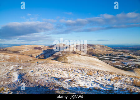 Blick vom Hügel in Richtung Carnethy Turnhouse Hill und Castlelaw Hill in den Pentland Hills in der Nähe von Edinburgh. Stockfoto