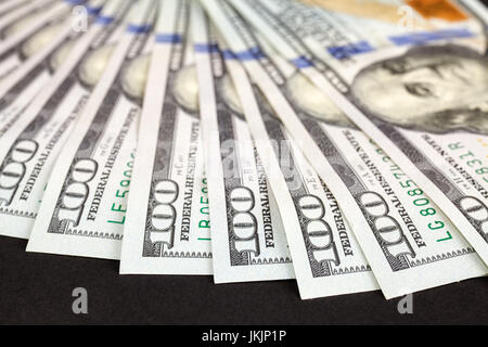 Hundert-Dollar-Scheine, geringe Schärfentiefe. Stockfoto