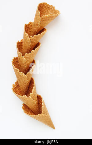 Mehrere Waffelkegeln mit Turm, Lächeln oder sogar Reihe, Draufsicht, isoliert auf weißem Hintergrund gefüttert. Stockfoto