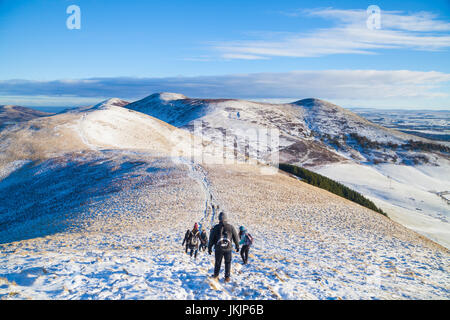 Personen, die den Gipfel des West Kip Hügel in den Pentland Hills in der Nähe von Edimburgh Stockfoto