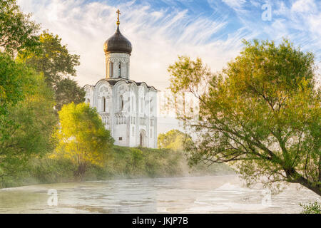 Kirche der Fürsprache an der Nerl im Morgennebel in Bogolyubovo, Vladimir oblast, Russland Stockfoto