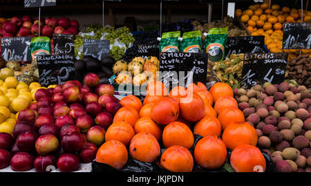 Eine Vielzahl von Frische und exotische Früchte und Gemüse im Display in einem Straßenmarkt zu verkaufen Stockfoto