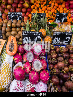 Eine Vielzahl von Frische und exotische Früchte und Gemüse im Display in einem Straßenmarkt zu verkaufen Stockfoto