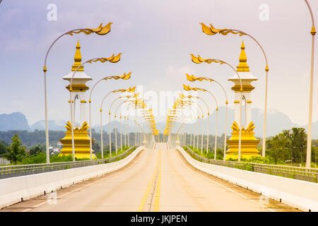 Thai-Lao Friendship Bridge, die den Mekong bei Nakhon Phnom überquert Stockfoto