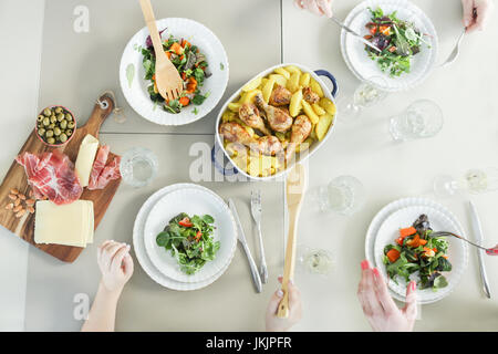 Frauen zusammen Abendessen genießen Stockfoto