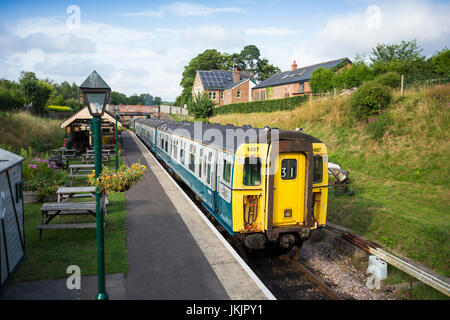 Die Spa Valley Railway (SVR) ist ein normalspurigen Museumsbahn, die auf hohen Felsen von Tunbridge Wells Westbahnhof in Tunbridge Wells läuft Stockfoto