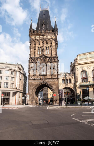 Prasna Brana (Pulverturm) in Prag in der Tschechischen Republik im schönen Sommermorgen mit blauen Himmel und Wolken Stockfoto