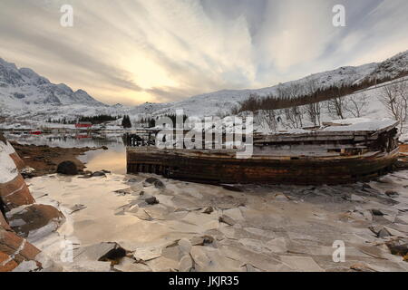 Schiffbrüchige Holzboot gestrandet-Sildpolltjonna Bucht unten-S.shore Sildpollnes Halbinsel-Austnesfjorden. Rulten-Konesheia-Sildpollheia-Berge. Vaga Stockfoto