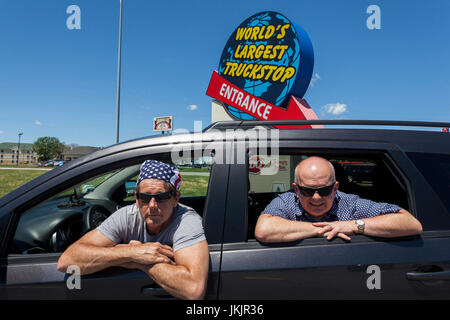 Reisende auf einem Rastplatz an der Iowa 80, dem weltweit größten Truckstop, Iowa, USA. Stockfoto