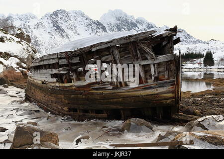 Schiffbrüchige Holzboot gestrandet-Sildpolltjonna Bucht unten-S.shore Sildpollnes Halbinsel-Austnesfjorden. Vagan Rulten-Langstrandtindan-Stortinden MTS. Stockfoto