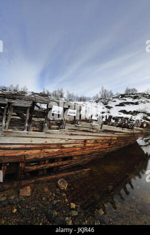 Schiffbrüchige Holzboot auf Grund Sildpolltjonna Bucht unten-Südufer Sildpollnes Halbinsel-Austnesfjorden. Langodden Landzunge auf Hintergrund. Vagan ko Stockfoto