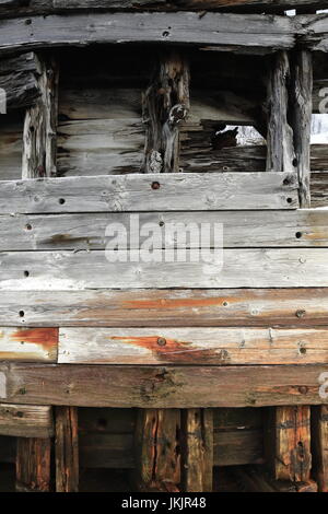 Schiffbrüchige Holzboot auf Grund Sildpolltjonna Bucht unten-Südufer Sildpollnes Halbinsel-Austnesfjorden. Nahaufnahme der Beplankung und Rahmen. Vaga Stockfoto