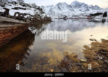 Schiffbrüchige Holzboot gestrandet-Sildpolltjonna Bucht unten-S.shore Sildpollnes Halbinsel-Austnesfjorden. Vagan Rulten-Langstrandtindan-Stortinden MTS. Stockfoto