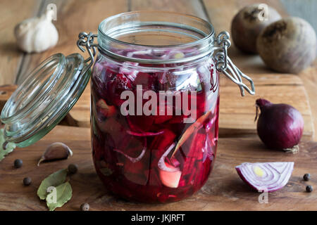 Herstellung von fermentierten Rüben (rote Beete Kwas) in einem Glas Stockfoto