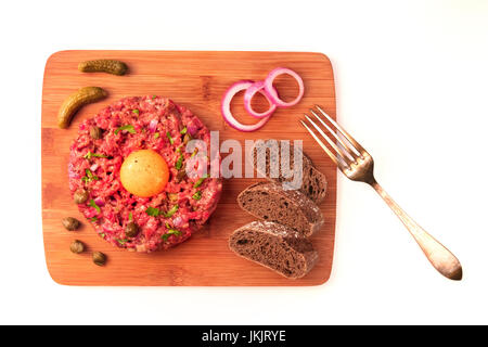 Steak Tartar mit Beilage und Platz für Text auf weiß Stockfoto