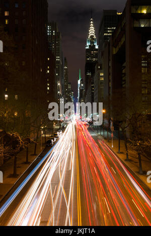 East 42nd Street in der Nacht von Tudor City mit Verkehr Scheinwerfern unterwegs mit Chrysler Building im Hintergrund, New York Stockfoto