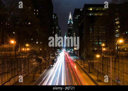 East 42nd Street in der Nacht von Tudor City mit Verkehr Scheinwerfern unterwegs mit Chrysler Building im Hintergrund, New York Stockfoto