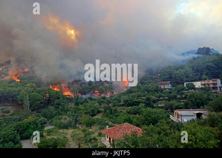 Zrnovnica, Split, Kroatien - 17. Juli 2017: Massive Lauffeuer brennen die Wälder und Dörfer in der Umgebung der Stadt Split Stockfoto