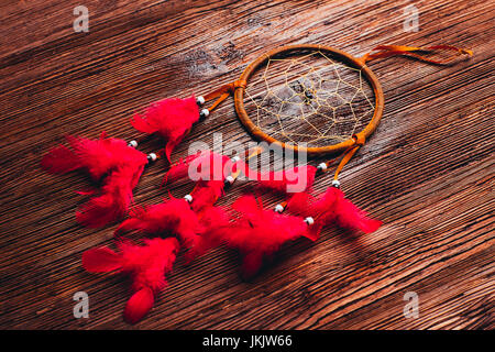 Dreamcatcher auf dem dunklen Holz Hintergrund Stockfoto