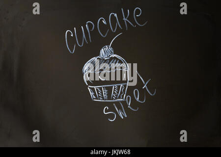 Kreide Inschrift Cupcake Cupcake mit Kirsche Stockfoto
