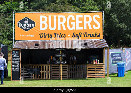 Catering-Einheit verkauft Burger bei einem Outdoor-Musik-Festival am Morgen ohne Kunden Stockfoto