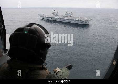 HMS Queen Elizabeth, neue Flugzeugträger der Royal Navy, setzt die Segel für das späteste in einer Reihe von Probefahrten von Lossiemouth. Stockfoto