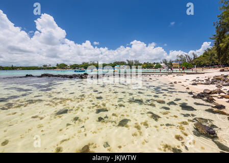 Blue Bay, Mauritius - 27. Dezember 2015: Weitwinkel-Blick auf den Indischen Ozean Blue Bay Marine Park, Mauritius, Mahebourg. Polarisierende Filter wird verwendet. Stockfoto