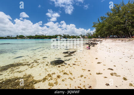 Blue Bay, Mauritius - 27. Dezember 2015: Weitwinkel-Blick auf den Indischen Ozean Blue Bay Marine Park, Mauritius, Mahebourg. Polarisierende Filter wird verwendet. Stockfoto