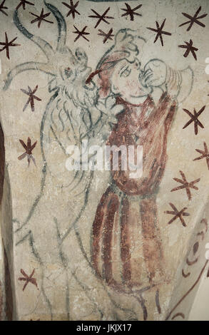 Dänischen mittelalterlichen religiösen Fresko aus dem 12. Jahrhundert im romanischen Stil Kvaerkeby Kirche Darstellung des Teufels, der etwas zu einem Bier-Dri Flüstern Stockfoto