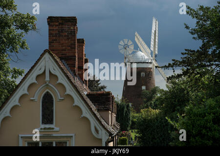 Thaxted Essex England. John Webb Windmühle erbaut 1804 und Thaxted Almosen Häuser Juli 2017 Wikipeadia: John Webbs Mühle oder Lowe Mühle erbaute 180 Stockfoto