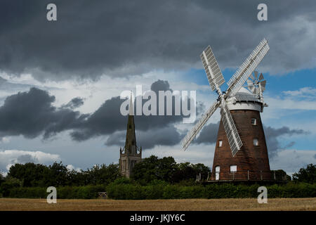 Thaxted Essex England. Thaxted Kirche und John Webb der Windmühle im Jahr 1804 gebaut. Juli 2017 Wikipeadia: John Webbs Mühle oder Lowe Mühle erbaute 180 Stockfoto