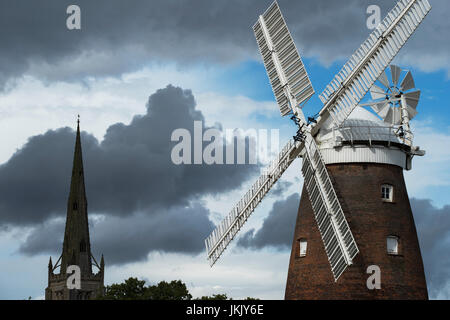 Thaxted Essex England. Thaxted Kirche und John Webb der Windmühle im Jahr 1804 gebaut. Juli 2017 Wikipeadia: John Webbs Mühle oder Lowe Mühle erbaute 180 Stockfoto